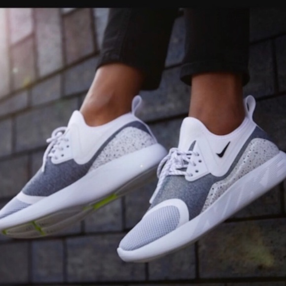 nike lunar essential